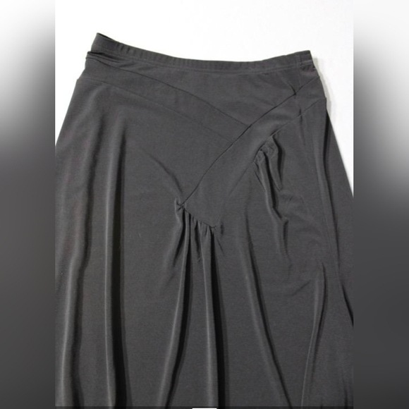 ​BCBGMAXAZRIA Black Jersey Knit Midi Skirt M Ruched Asymmetrical Waist A-Line - Picture 2 of 5